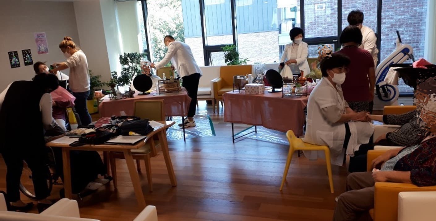 뷰티케어매니저가 요양시설에서 헤어와 메이크업 봉사를 진행하는 모습